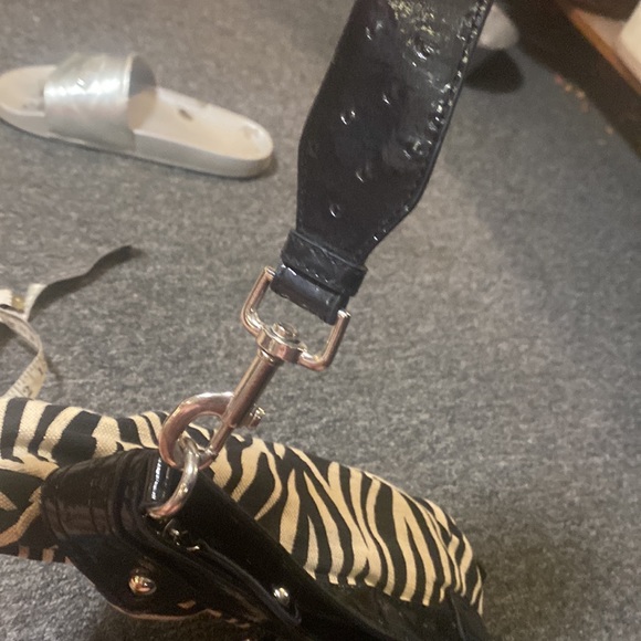 Guess clutch/wristlet zebra print - Picture 3 of 7